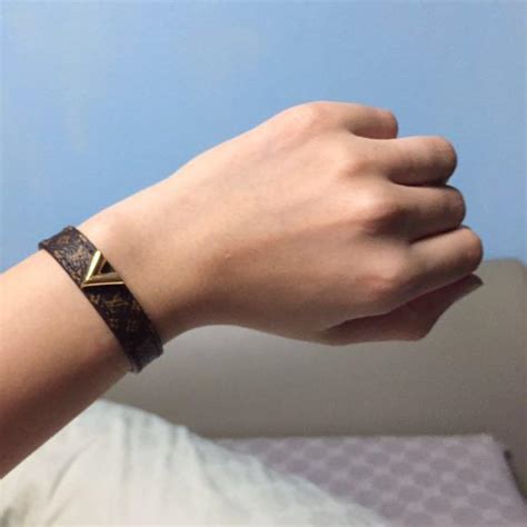 essential v bracelet